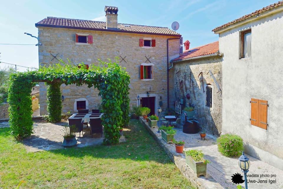 Al Merlo Olivo, Rural Istrian House Buje Bagian luar foto