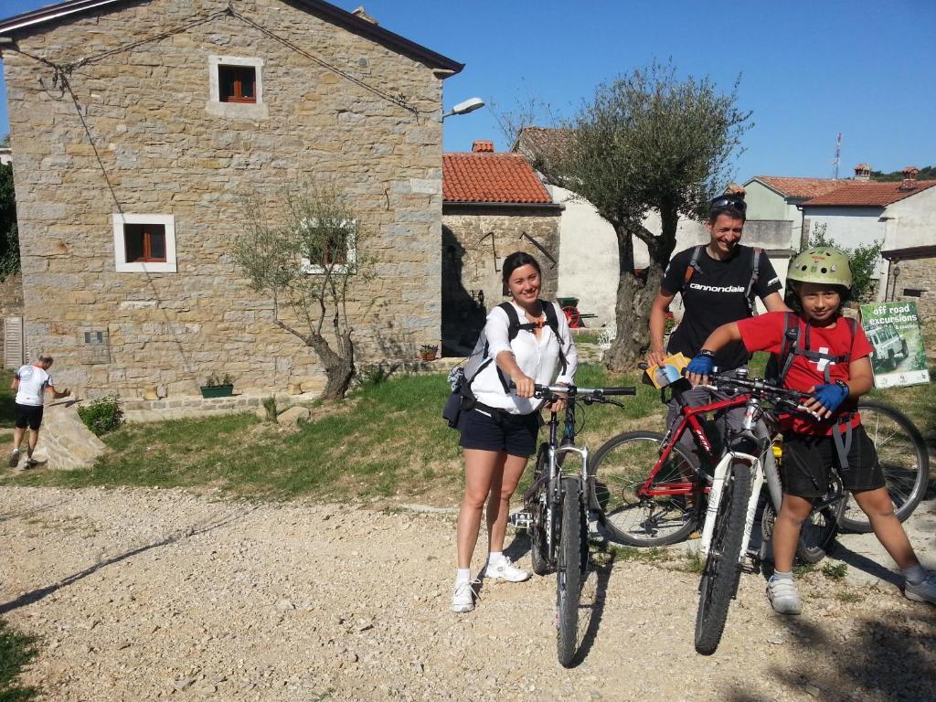 Al Merlo Olivo, Rural Istrian House Buje Bagian luar foto