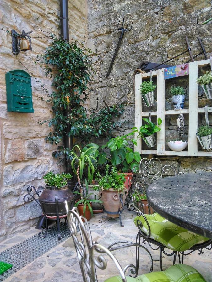 Al Merlo Olivo, Rural Istrian House Buje Bagian luar foto