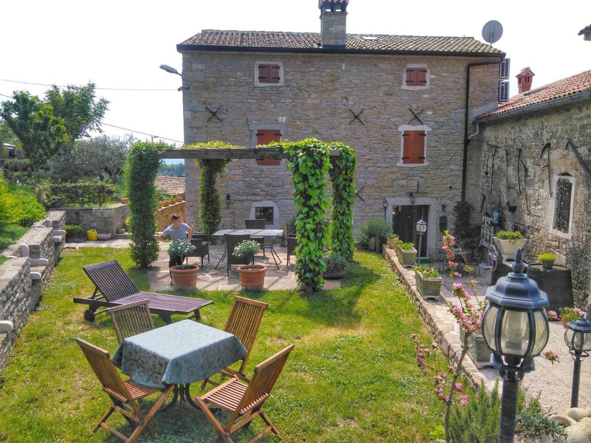 Al Merlo Olivo, Rural Istrian House Buje Bagian luar foto